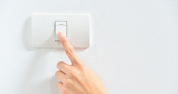Apaga los focos de tu casa para ahorrar luz